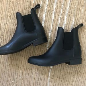 SHORT RAIN BOOTS. BLACK